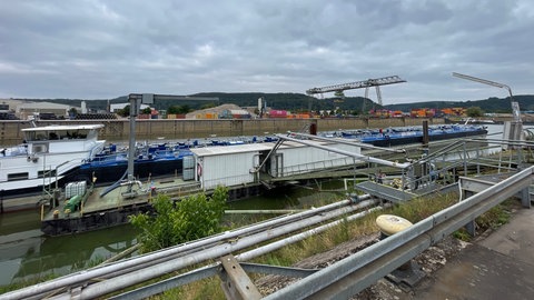 Im Trierer Hafen entlädt eine niederländische Besatzung Treibstoff und füllt damit das Tanklager vor Ort.
