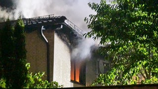 Feuer und Qualm dringen aus einem Einfamlienhaus in Malborn-Thiergarten 