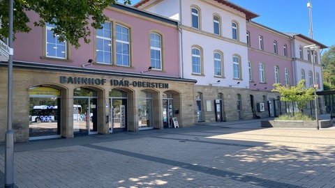 Vor dem Bahnhof in Idar-Oberstein treffen sich häufig Personen, um Alkohol zu trinken. 