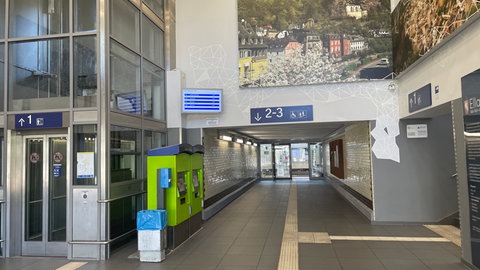 Die Bahnhofshalle ist im Besitz der Stadt Idar-Oberstein. Die Bahn dürfte hier also gar kein Alkoholverbot verhängen. 