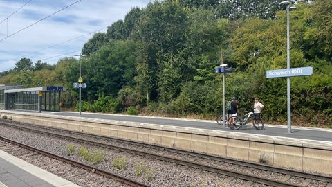 Ein Schwarzfahrer schlug eine Zugebegleiterin ins Gesicht, nachdem diese ihn aufgefordert hatte den Zug am Schweicher Bahnhof zu verlassen. In der Nähe des Bahnhofs nahm ihn die Polizei fest.