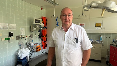 Dr. Thomas Bayer vom St. Josef Krankenhaus in Prüm arbeitet bei Hitze am liebsten im klimatisierten OP