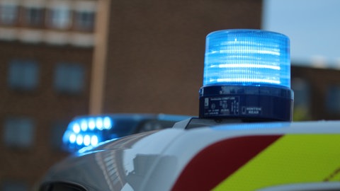 Zwei Luxemburger rüsten ihr Auto mit Blaulicht aus und versuchen in Schweich eine Verkehrskontrolle durchzuführen. In dem Moment kommt die echte, deutsche Polizei vorbei. 
