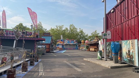 Das Gelände der Säubrenner Kirmes ist wie leergefegt. Sie musste unterbrochen werden, weil der Rauch immer stärker wird.