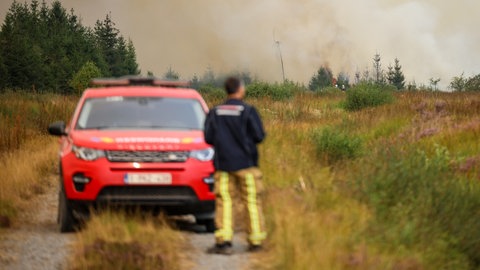 Die belgische Feuerwehr bekämpft den Brand in der Hochmoor- und Sumpflandschaft Hohe Venn unweit der deutschen Grenze.