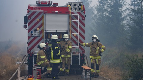 Einsatzkräfte der Feuerwehr aus dem deutschen Monschau sind im Grenzgebiet zu Ostbelgien im Einsatz. 