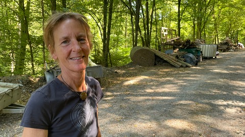 Christine Kern ist schon vor einigen Monaten auf den Müll aufmerksam geworden, der direkt an einem Waldweg lagert. 