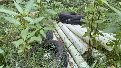 Autoreifen zersetzen sich im Laufe der Zeit. Dadurch können auch Schadstoffe in die Umwelt gelangen. Die Polizei sieht trotzdem keinen Grund, einzuschreiten. 
