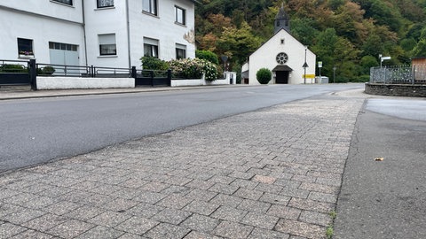 Risse und Stolperfallen: Schon nach kurzer Zeit zeigte sich, wie unprofessionell in Papiermühle gepflastert wurde. 