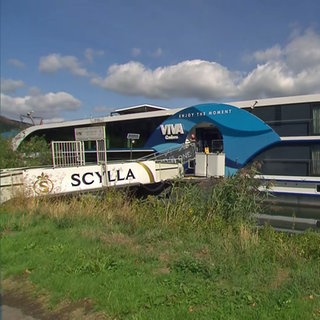 Das Flusskreuzfahrt-Schiff, das am in Freitag Traben-Trarbach mit einem Brückenpfeiler kollidiert ist, hat seine Fahrt am Montagabend fortgesetzt.