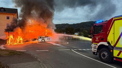 In Birkenfeld hat am Mittwochmorgen ein Linienbus gebrannt.