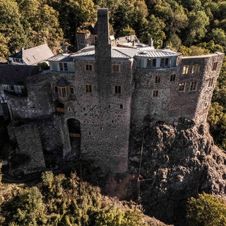 Kletterpartie: Eine Fachfirma arbeitet an den Felsen rund um Schloss Oberstein. 