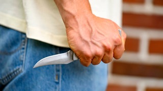 Ein 26-Jähriger steht wegen versuchten Mordes vor Gericht. Er soll einen Bekannten mit einem Messer angegriffen haben.