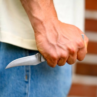 Ein 26-Jähriger steht wegen versuchten Mordes vor Gericht in Trier. Er soll einen Bekannten mit einem Messer angegriffen haben. Der Angeklagte hat ein Geständnis abgegeben.