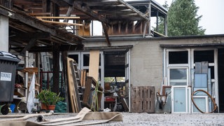 Ein verkohltes Dach ist nach einem Brand in einer Schreinerei in Bärenbach übriggeblieben. Bei dem Brand ist ein Mensch verletzt worden.