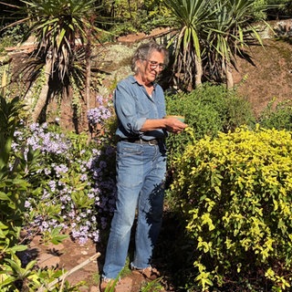 Elke Gerber-Eckert steht in ihrem Garten und genießt die Ruhe.