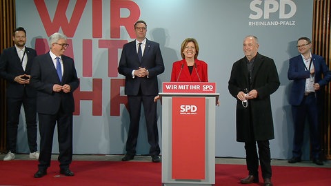 Malu Dreyer freut sich über die ersten Wahlergebnisse