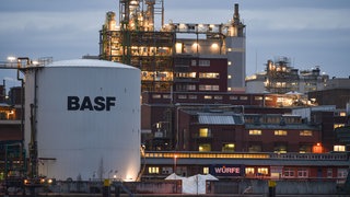 Ein Teil einer Fabrikanlage der BASF in der Dämmerung.