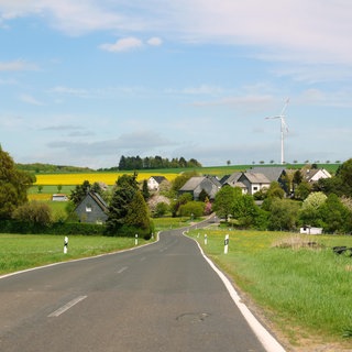 Blick auf ein kleines Dorf im Hunsrück - in Mini-Gemeinden wird die Stimmauszählung zur Bundestagswahl oft in der Nachbargemeinde erledigt