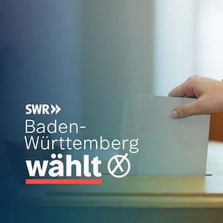 Kommunalwahl 2024 in Baden-Württemberg: Symbolbild Wahlzettel in Wahlurne mit Schriftzug "Baden-Württemberg wählt" und Wahlkreuz