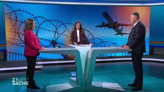 SWR-Moderatorin Luisa Szabo (Mitte) diskutiert mit Integrationsministerin Binz (Grüne) und CDU-Spitzenkandidat Schnieder über Integration und Zuwanderung. 