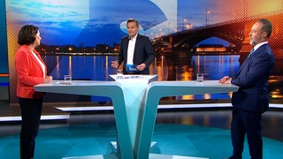 FDP-Spitzenkandidatin Daniela Schmitt (l) mit Moderator Sascha Becker und AfD-Spitzenkandidat Jan Bollinger 