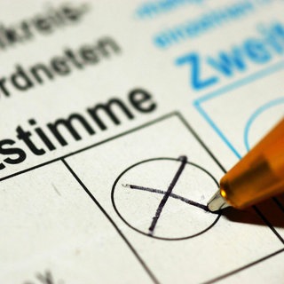 Ein Wahlberechtigter setzt sein Wahlkreuz bei der Erststimme (Symbolbild)