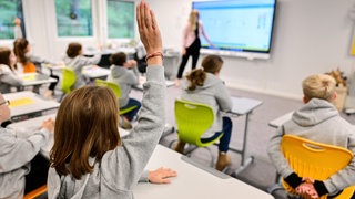 Kinder in einer Schulklasse. Was versprechen die Parteien in RLP beim Thema Bildung?