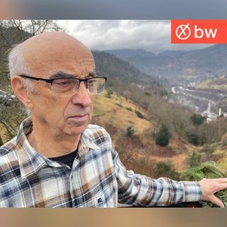 Werner Fritz steht vor einem Tal in Forbach. Im Frühjahr 2025 stürzte er und wartete fast eine Stunde auf den Rettungswagen.