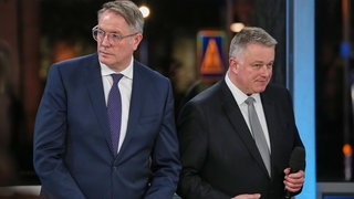 Ein zufrieden schauender Wahlsieger Gordon Schnieder und daneben Alexander Schweitzer, der die Wahl 2026 verloren hat.