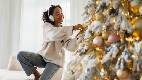 Menschen mit Kopfhörern zu Weihnachten