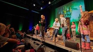 Kinder auf und vor der Bühne der Spielraumtour