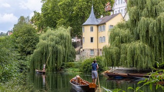 Foto vom Hölderlinturm Tübingen mit Neckar und Stocherkahn