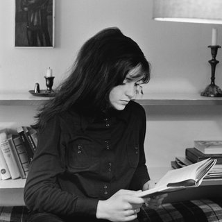 Junge Frau liest ein Buch, Leipzig, DDR, historische Aufnahme, ca. 1974