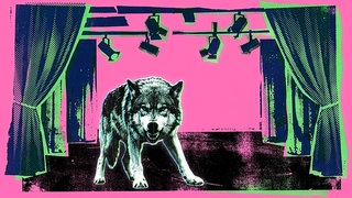 Auf einer freistehenden Theaterbühne mit Vorhängen und Scheinwerfen steht ein aggressiver Wolfshund und zeigt seine Zähne.