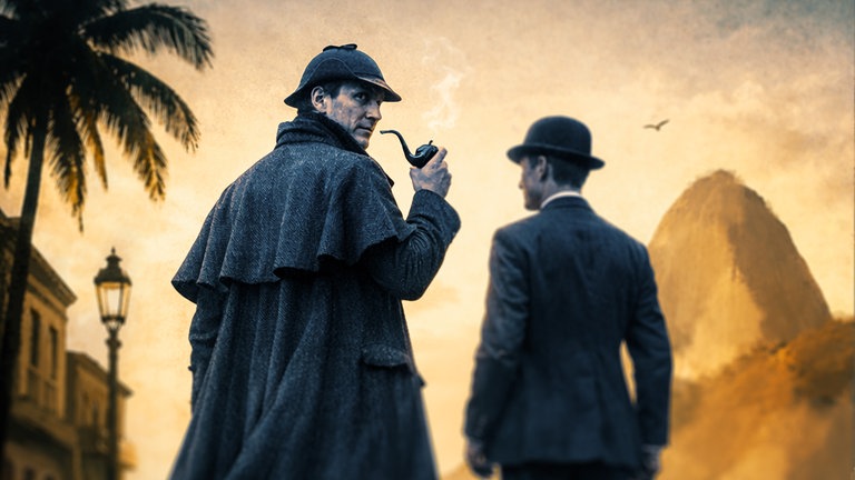 Rückenansicht von Sherlock Holmes mit einer Pfeife der über seine Schulter blickt, zu seiner Rechten Dr Watson in einer Straße im viktorianischen Zeitalter in den Tropen und im Hintergrund Der Sugarloaf Berg und die Bucht von Guanabara