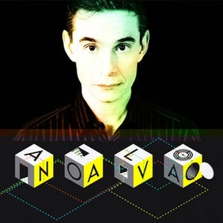 Portrait Markus Popp und Buchstabenwürfel mit dem Schriftzug "NAVO"