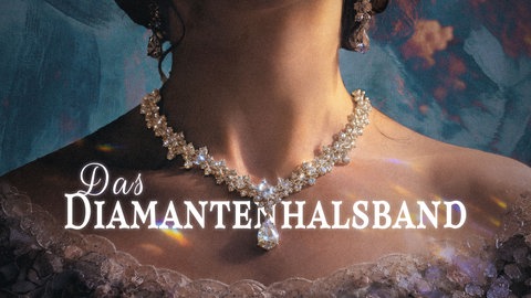 Nahaufnahme einer Person in eleganter historischer Kleidung, die ein aufwendig gearbeitetes Diamantenhalsband mit funkelnden Schmucksteinen und tropfenförmigem Anhänger trägt. Lichtreflexe verleihen der Szene eine glamouröse und luxuriöse Atmosphäre. 