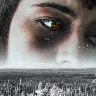 Über allem war Licht - In der Doppelbelichtung ist eine Frau mit blauem Auge traurig am Himmel über einem Wald zu sehen. Sie schaut traurig und im Hintergrund sind Wellen des Meeres zu sehen.