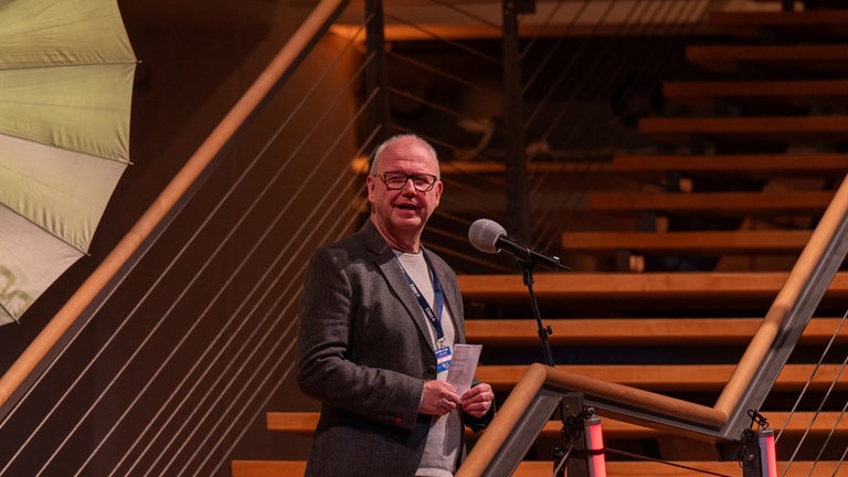 Festivalleiter Walter Filz bei der Eröffnung der ARD Hörspieltage 2023 im ZKM Karlsruhe