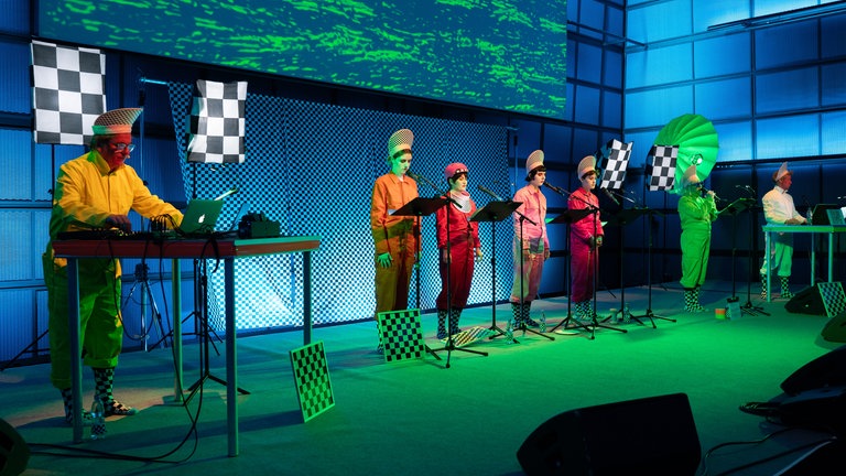 Fotos von der Aufführung des Live-Hörspiels "Die Tetris" bei den ARD Hörspieltagen 2023