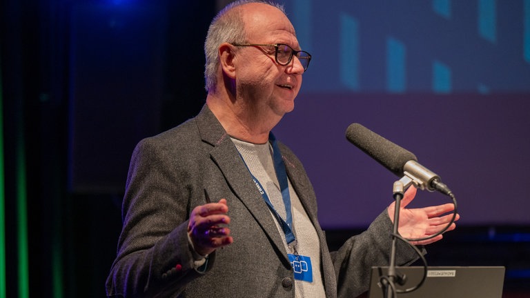 Walter Filz (Leiter der ARD Hörspieltage) führt zum Thementag "Hotspot für Hörspiele - die ARD Audiothek" ein