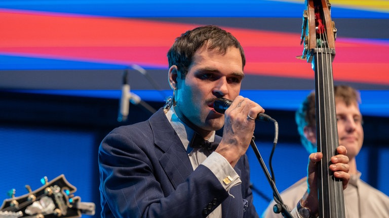 Boticelli Baby heizte mit Frontmann Marlon Bösherz kräftig ein.