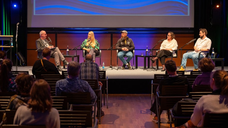 Im abschließenden Podiumsgespräch diskutierten Moderator Walter Filz mit Cornelia Hillebrandt (Distributionsexpertin, BR), Thomas Müller (Channelmanager, ARD Audiothek), Mareike Maage (Hörspielleiterin, SWR) und Gerrit Booms (Hörspielredakteur, WDR) (v. l. n. r.)