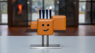gelbe Preis-Trophäe für den Kinderhörspielpreis der Stadt Karlsruhe