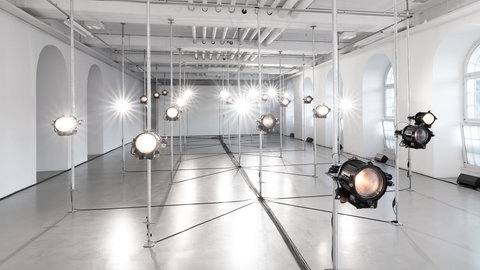 Licht-Installation mit Scheinwerfern