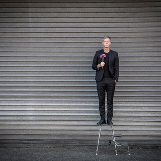 Jess Jochimsen, Kabarettist, vor einer Wand