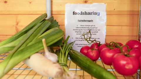 Obst und Gemüse in einem Regal eines Food-Sharing Hauses