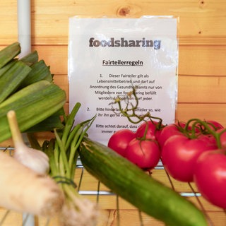 Obst und Gemüse in einem Regal eines Food-Sharing Hauses