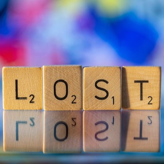Aus Scrabble-Buchstaben wurde das Wort Lost gelegt